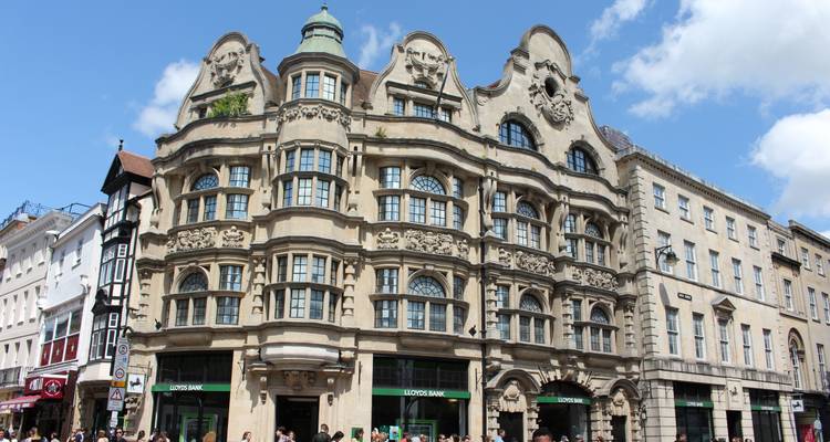 Ingewikkelde architectuur van een historisch gebouw in Oxford.