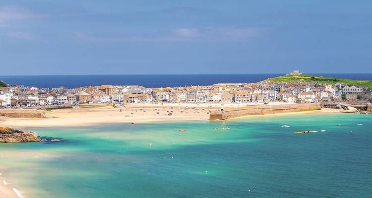 Luchtfoto van een kustplaats met zandstrand and turkooise wateren