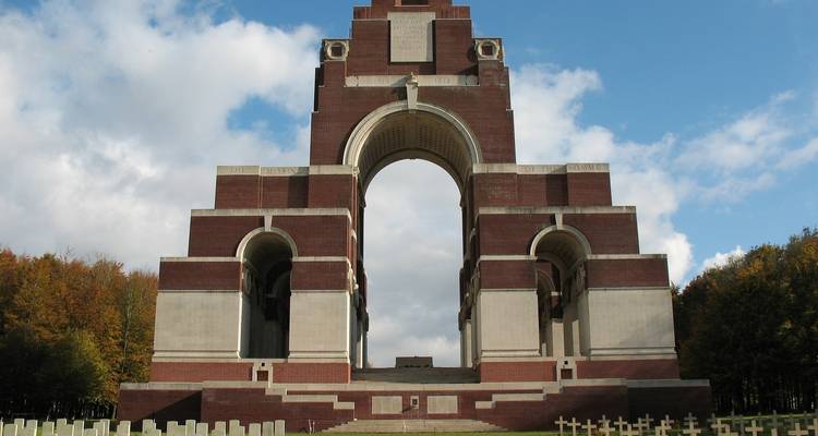 Das Thiepval-Denkmal an einem sonnigen Tag.
