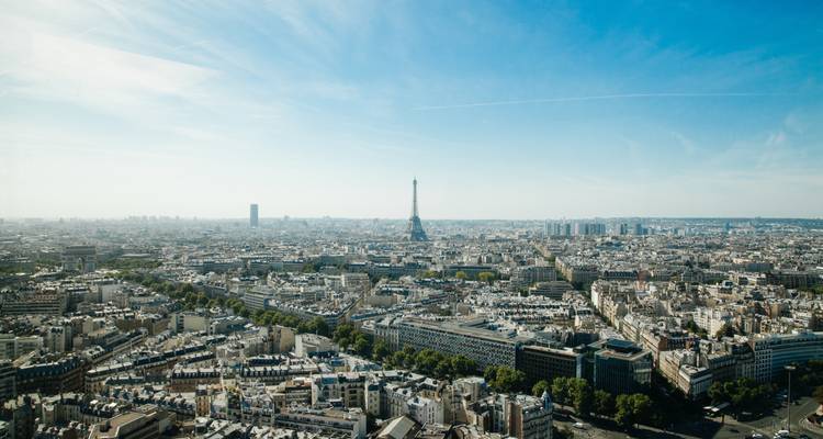 Panoramablick auf Paris mit dem Eiffelturm.