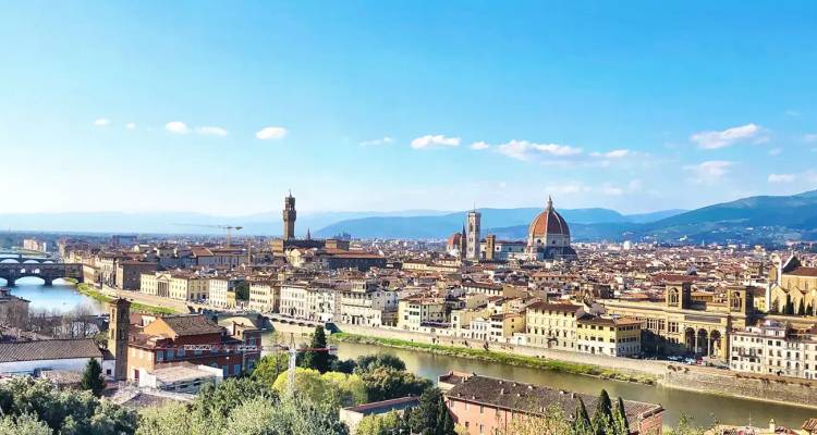 Panoramablick über Florenz mit dem Duomo und Terrakottadächern an einem sonnigen Tag.