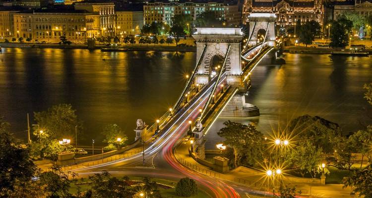 Night view of the illuminated Chain Bridge over the Danube River.