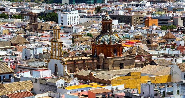 Kleurrijke daken in Sevilla met historische gebouwen in het midden.