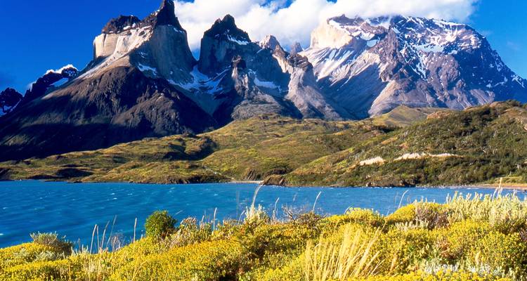 Majestätische Berge mit einem See im Vordergrund.