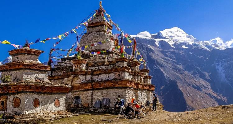 Stupa traditionnel avec des montagnes en arrière-plan