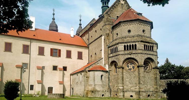 Eine historische Kirche mit komplizierter Architektur unter einem blauen Himmel.