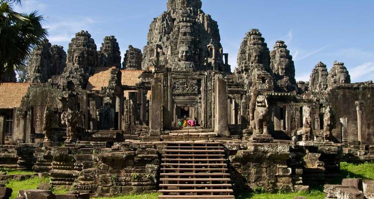 Gevel van een grote stenen tempel met torens.