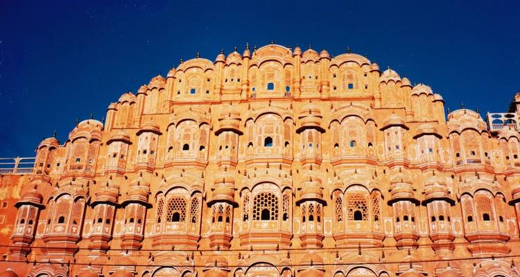 Hawa Mahal in Jaipur met ingewikkelde gevel en raamdetails.