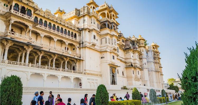 Here's the Dutch translation:

Stadspaleis complex met toeristen in Udaipur.