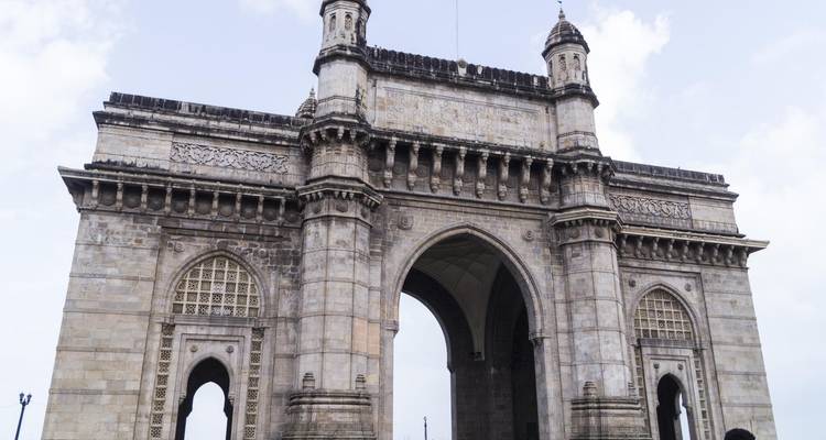 Nahaufnahme des Gateway of India mit bewölktem Himmel.