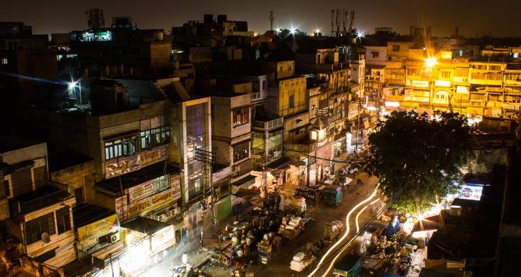 Nachtbeeld van een drukke straat.