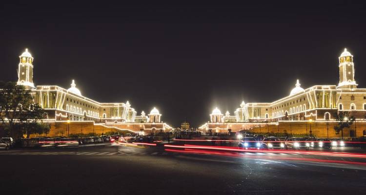 Nachtelijke zicht op verlichte overheidsgebouwen.