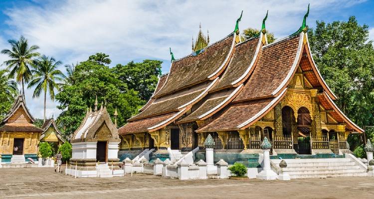 Bâtiment de temple orné avec un toit complexe et des décorations.