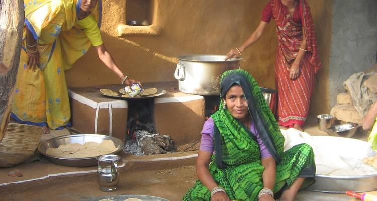 Frauen kochen in einer traditionellen Außenküche.