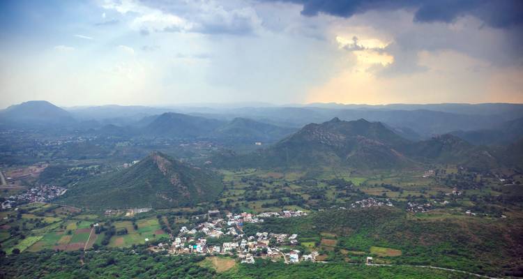 Circuito de un día al patrimonio de Udaipur con coches de época y exploración de Haveli - Agora Voyages OPC Pvt Ltd 7