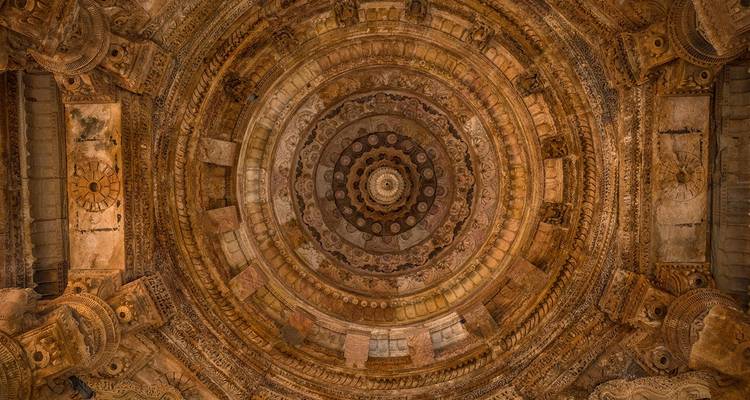 Gedetailleerde stenen koepel met concentrische patronen.