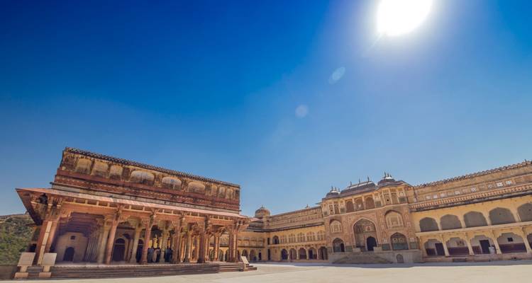 Fort historique à l'architecture ornée sous un ciel bleu dégagé.