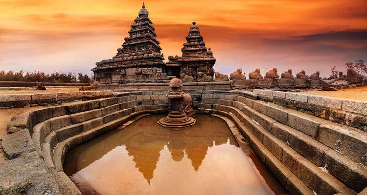 Alter Tempel mit kunstvollen Schnitzereien bei Sonnenuntergang in Chennai.