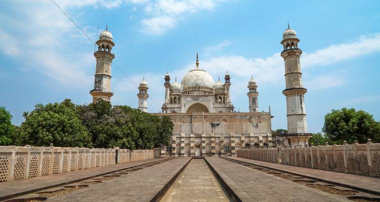 Großes Mausoleum mit Minaretten, das die Mogul-Architektur widerspiegelt.