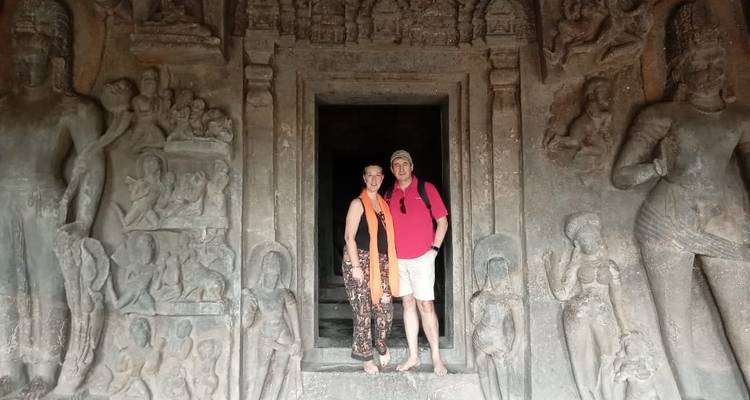 Paar posiert am Eingang eines geschnitzten Tempels.