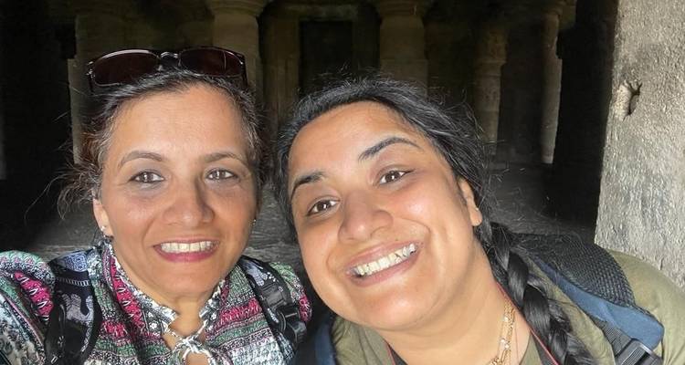 Selfie von zwei Frauen in einem antiken Tempel.