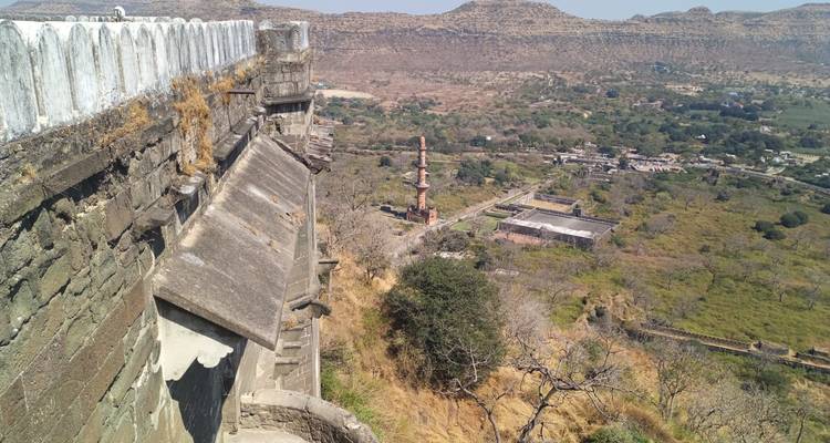 Blick von einer Festungsmauer auf ein Tal.