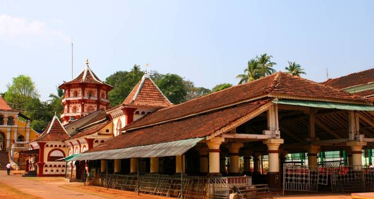 Traditionele architecturale structuren met decoratieve daken.