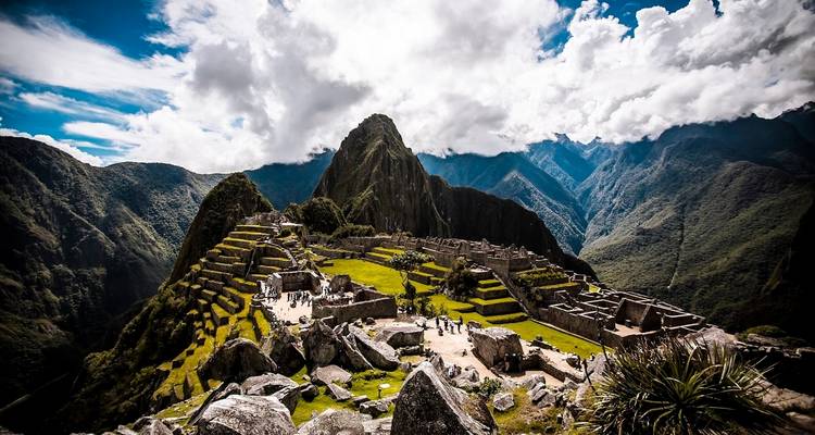 Iconisch uitzicht op Machu Picchu met omringende bergen.