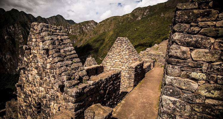 Oude stenen constructies van Machu Picchu met bergachtergrond.