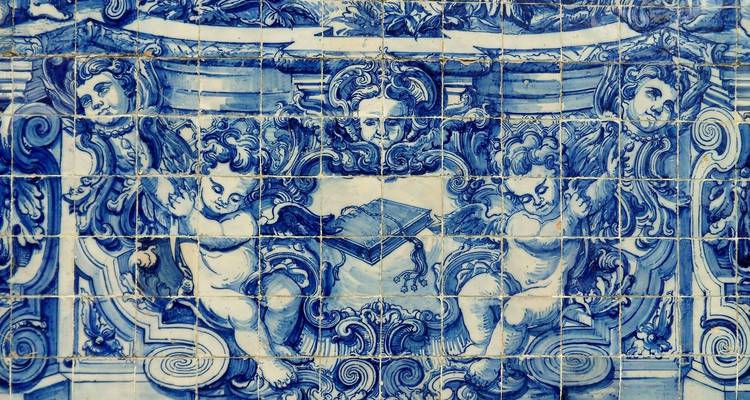 Primer plano de azulejos decorativos azules y blancos con patrones artísticos.