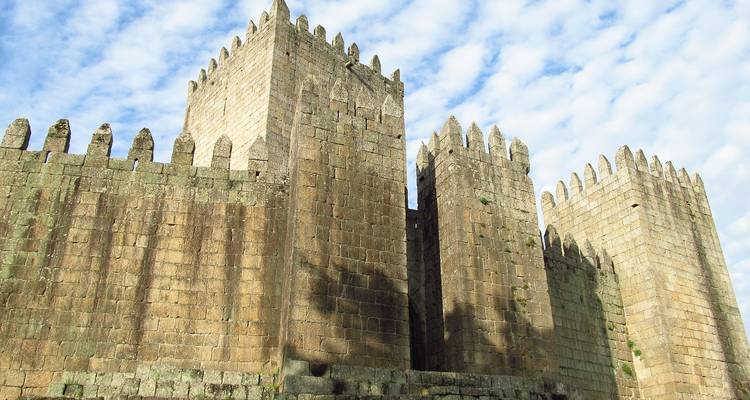 Antigua fortaleza de piedra bajo un cielo azul brillante.