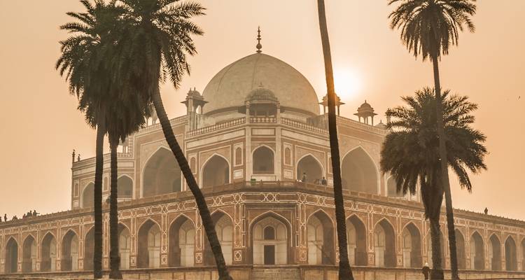Humayun's Graf in een tuinomgeving met palmbomen.