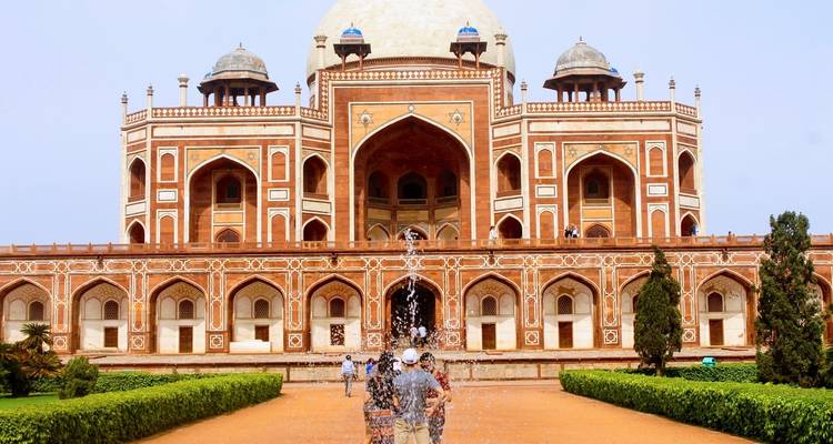 Humayun's Tombe met een waterfontein die ernaar toe leidt.