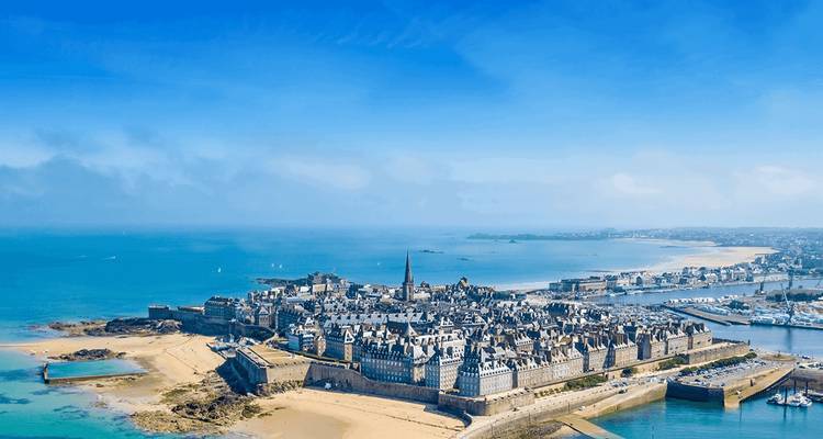 Vue aérienne d'une ville fortifiée historique au bord de la mer.