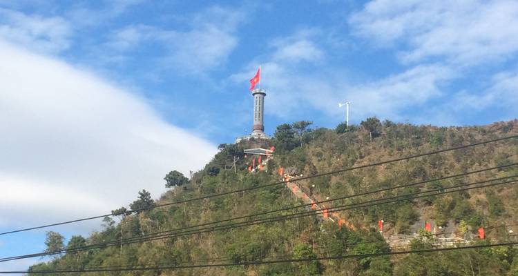 Hügeldenkmal mit einer Flagge und Stufen, die hinaufführen.