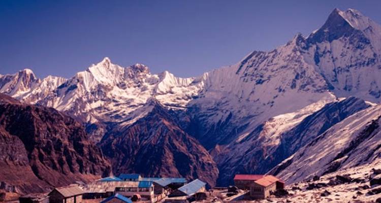 Village niché dans une chaîne de montagnes enneigées.