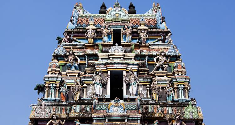 Ein bunter Tempelturm, geschmückt mit kunstvollen Schnitzereien.