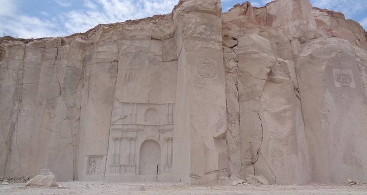 Paroi rocheuse avec sculptures et gravures.