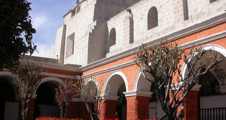 Cour historique avec des arches rouges et crème.