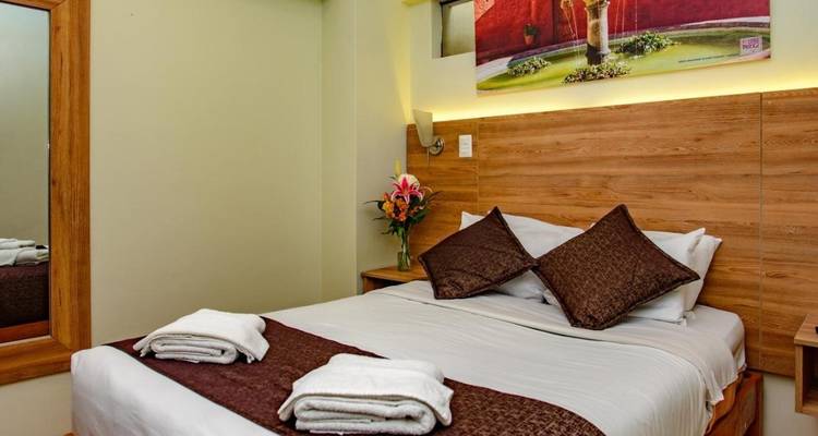 Chambre d'hôtel avec un lit double et décoration.