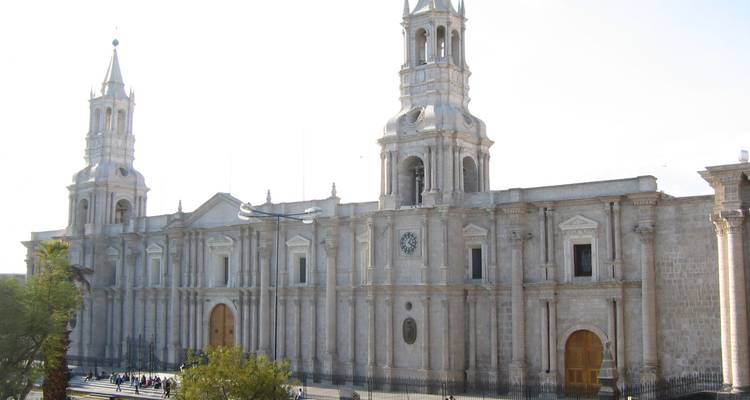Grande cathédrale avec tours jumelles en arrière-plan.