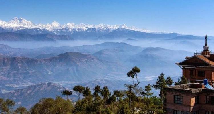 Vue panoramique des Himalayas avec des vallées et une ancienne structure.