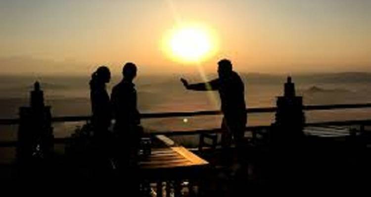 Silhouette de personnes capturant le lever du soleil.