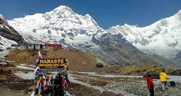 Montagnes enneigées et drapeaux de prière colorés au camp de base de l'Annapurna.