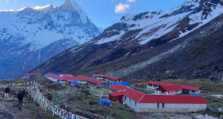 Lodges de montagne sous les sommets enneigés de la région de l'Annapurna.