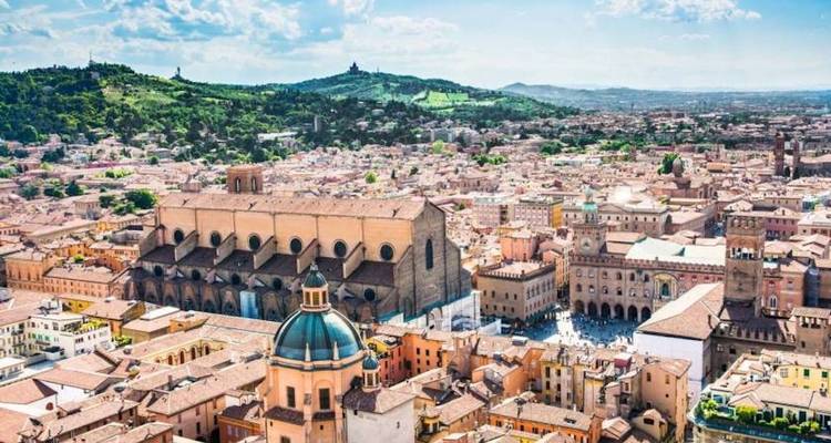 Panoramisch uitzicht op een historisch stadscentrum met kathedraal en heuvels.