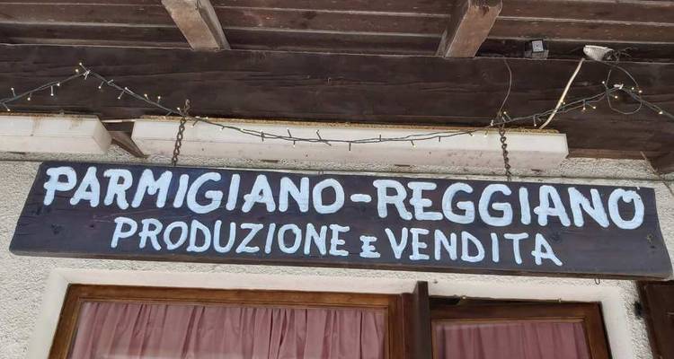 Bord voor Parmigiano-Reggiano productie en verkoop.