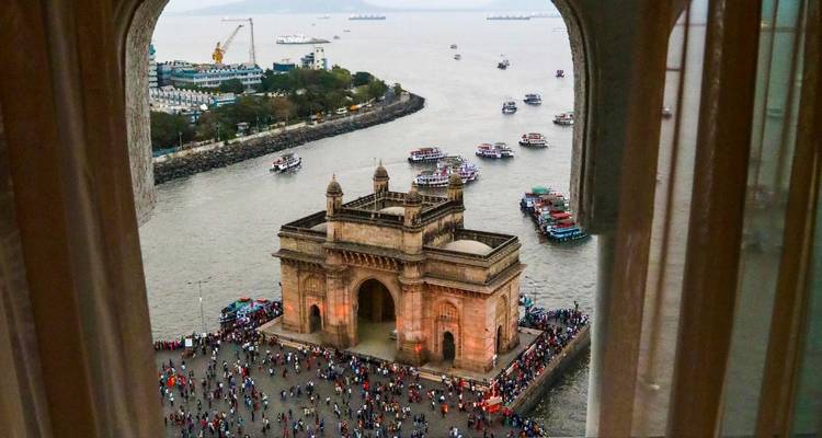 Uitzicht van bovenaf op de Gateway of India en de bruisende waterkant.
