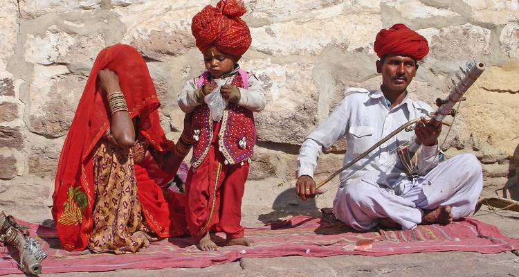 Traditionele Indiase familie in kleurrijke kledij.