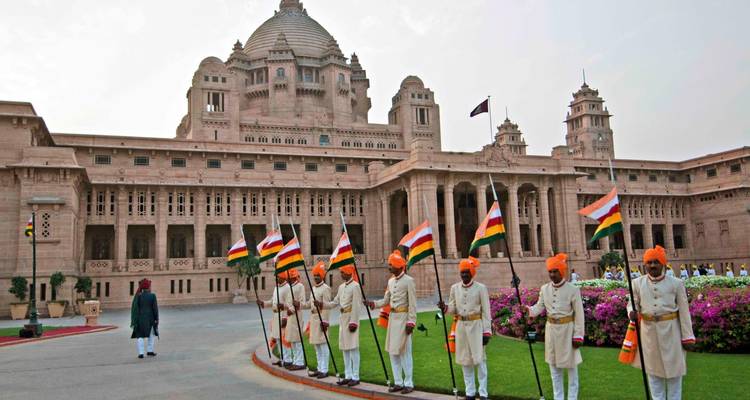 Umaid Bhawan Palace in Jodhpur met bewakers.